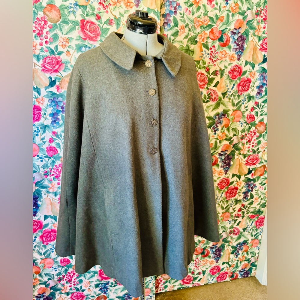 Hot Topic, Gray Outlander Cape, size 3